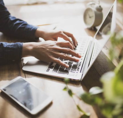 リモートワークで仕事をする人