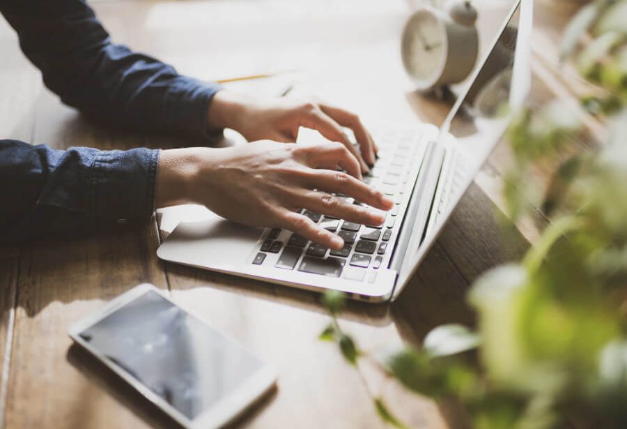 リモートワークで仕事をする人